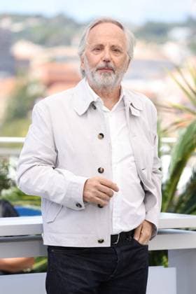 CANNES, FRANCE MAY 22 G D Fabrice LUCHINI during the photocall of the film Marcello Mio in competition at the 77th Cannes Film Festival at the Palais des Festivals on May 22, 2024 in Cannes, France CINEMA 77eme Festival de Cannes Photocall 22 05 2024 ValentinaClaret Panoramic 