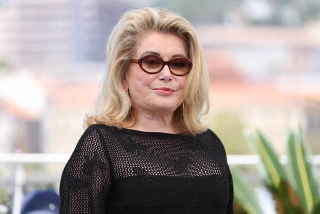 Entertainment Bilder des Tages CANNES, FRANCE MAY 22 G D Catherine DENEUVE during the photocall of the film Marcello Mio in competition at the 77th Cannes Film Festival at the Palais des Festivals on May 22, 2024 in Cannes, France CINEMA 77eme Festival de Cannes Photocall 22 05 2024 ValentinaClaret Panoramic 