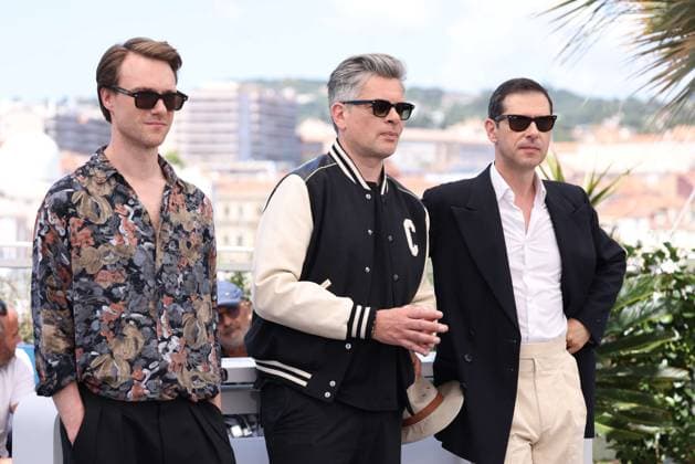 CANNES, FRANCE MAY 22 G D Hugh SKINNER, Benjamin BIOLAY, Melvil POUPAUD during the photocall of the film Marcello Mio in competition at the 77th Cannes Film Festival at the Palais des Festivals on May 22, 2024 in Cannes, France CINEMA 77eme Festival de Cannes Photocall 22 05 2024 ValentinaClaret Panoramic 