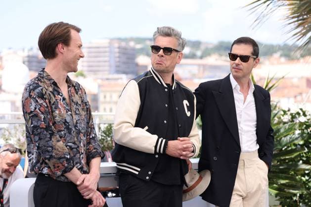 CANNES, FRANCE MAY 22 G D Hugh SKINNER, Benjamin BIOLAY, Melvil POUPAUD during the photocall of the film Marcello Mio in competition at the 77th Cannes Film Festival at the Palais des Festivals on May 22, 2024 in Cannes, France CINEMA 77eme Festival de Cannes Photocall 22 05 2024 ValentinaClaret Panoramic 
