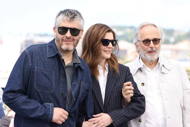 CANNES, FRANCE MAY 22 G D Christophe HONORE, Chiara MASTROIANNI, Fabrice LUCHINI during the photocall of the film Marcello Mio in competition at the 77th Cannes Film Festival at the Palais des Festivals on May 22, 2024 in Cannes, France CINEMA 77eme Festival de Cannes Photocall 22 05 2024 ValentinaClaret Panoramic 