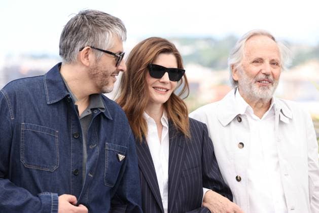 CANNES, FRANCE MAY 22 G D Christophe HONORE, Chiara MASTROIANNI, Fabrice LUCHINI during the photocall of the film Marcello Mio in competition at the 77th Cannes Film Festival at the Palais des Festivals on May 22, 2024 in Cannes, France CINEMA 77eme Festival de Cannes Photocall 22 05 2024 ValentinaClaret Panoramic 