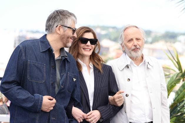 CANNES, FRANCE MAY 22 G D Christophe HONORE, Chiara MASTROIANNI, Fabrice LUCHINI during the photocall of the film Marcello Mio in competition at the 77th Cannes Film Festival at the Palais des Festivals on May 22, 2024 in Cannes, France CINEMA 77eme Festival de Cannes Photocall 22 05 2024 ValentinaClaret Panoramic 