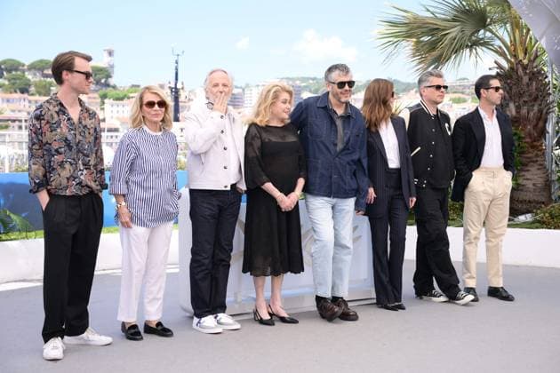 CANNES, FRANCE MAY 22 G D Nelly AUTEUIL, Gregory GADEBOIS, Aurore AUTEUIL, Sidse BABETT KNUDSEN, Daniel AUTEUIL, director, actor, Alice BELAADI, Gaetan ROUSSEL, Hugo GELIN, during the photocall of the film Le Fil in Seance Speciale at the 77th Cannes Film Festival at the Palais des Festivals on May 22, 2024 in Cannes, France CINEMA 77eme Festival de Cannes Photocall 22 05 2024 ValentinaClaret Panoramic