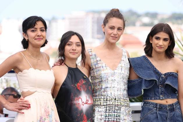 CANNES, FRANCE MAY 22 G D Rakhee THAKRAR, Pascale KANN, Ariane LABED, Mia THARIA, during the photocall of the film September Says competing in Un Certain Regard at the 77th Cannes Film Festival at the Palais des Festivals on May 22, 2024 in Cannes, France CINEMA 77eme Festival de Cannes Photocall 22 05 2024 ValentinaClaret Panoramic 