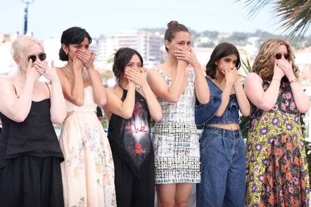 CANNES, FRANCE MAY 22 G D Woman, Rakhee THAKRAR, Pascale KANN, Ariane LABED, Mia THARIA, woman lors du photocall du film Â September Says Â en Competition dans Un Certain Regard au 77eme Festival de Cannes au Palais des Festivals le 22 mai 2024 Cannes, France CINEMA 77eme Festival de Cannes Photocall 22 05 2024 ValentinaClaret Panoramic 