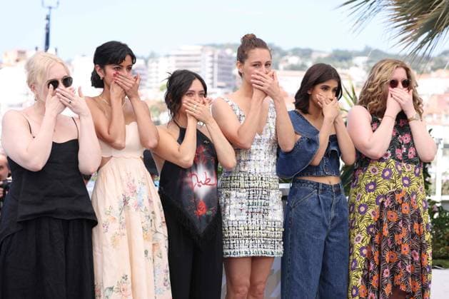 Entertainment Bilder des Tages CANNES, FRANCE MAY 22 G D Woman, Rakhee THAKRAR, Pascale KANN, Ariane LABED, Mia THARIA, woman lors du photocall du film Â September Says Â en Competition dans Un Certain Regard au 77eme Festival de Cannes au Palais des Festivals le 22 mai 2024 Cannes, France CINEMA 77eme Festival de Cannes Photocall 22 05 2024 ValentinaClaret Panoramic 