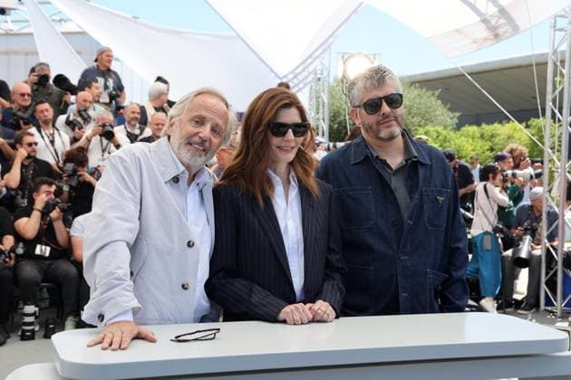 Photocall of the movie Marcello Mio Competition during the 77th Cannes International Film Festival Fabrice Luchini, Chiara Mastroianni et le rÃ alisateur Christophe HonorÃ Photocall of the movie Marcello Mio Competition during the 77th Cannes International Film Festival May 14 25, 2024 , May 22, 2024 Jacovides Moreau Bestimage Photocall of the movie Marcello Mio Competition during the 77th Cannes International Film Festival May 14 25, 2024 , May 22, 2024 Cannes France  Copyright: xJACOVIDES-MOREAUx xBESTIMAGExJACOVIDES-MOREAUx xBESTIMAGEx