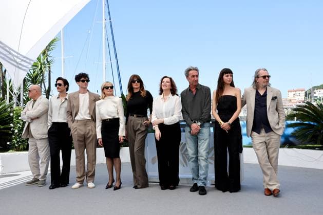 Cannes - Parthenope Photocall Peppe Lanzetta, Dario Aita, Daniele Rienzo, Isabella Ferrari, Luisa Ranieri, Stefania Sandrelli, Paolo Sorrentino, Celeste Dalla Porta, Gary Oldman and Daniela d Antonio Sorrentino attend the Parthenope Photocall at the 77th annual Cannes Film Festival at Palais des Festivals on May 22, 2024 in Cannes, France. Photo by Shootpix ABACAPRESS.COM Cannes France Copyright: xShootpix ABACAx