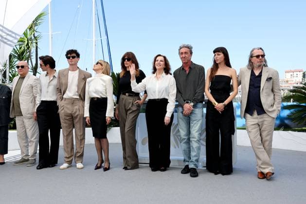 Cannes - Parthenope Photocall Peppe Lanzetta, Dario Aita, Daniele Rienzo, Isabella Ferrari, Luisa Ranieri, Stefania Sandrelli, Paolo Sorrentino, Celeste Dalla Porta, Gary Oldman and Daniela d Antonio Sorrentino attend the Parthenope Photocall at the 77th annual Cannes Film Festival at Palais des Festivals on May 22, 2024 in Cannes, France. Photo by Shootpix ABACAPRESS.COM Cannes France Copyright: xShootpix ABACAx