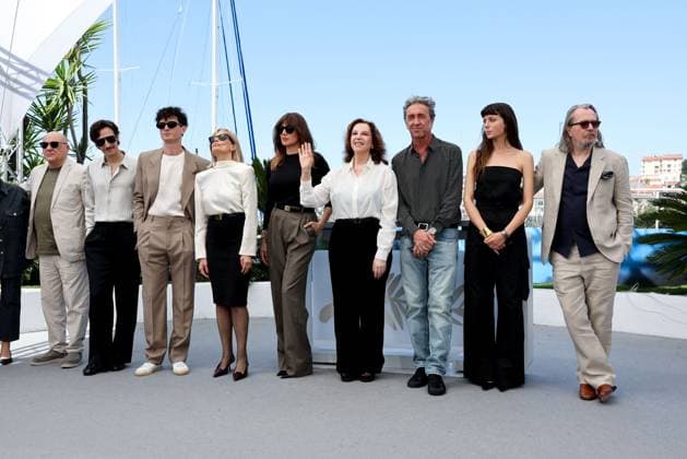 Cannes - Parthenope Photocall Peppe Lanzetta, Dario Aita, Daniele Rienzo, Isabella Ferrari, Luisa Ranieri, Stefania Sandrelli, Paolo Sorrentino, Celeste Dalla Porta, Gary Oldman and Daniela d Antonio Sorrentino attend the Parthenope Photocall at the 77th annual Cannes Film Festival at Palais des Festivals on May 22, 2024 in Cannes, France. Photo by Shootpix ABACAPRESS.COM Cannes France Copyright: xShootpix ABACAx