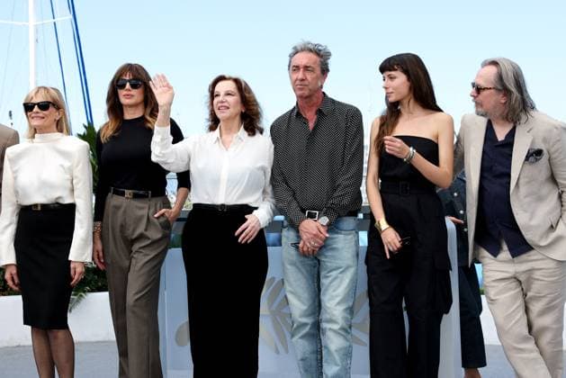 Cannes - Parthenope Photocall Peppe Lanzetta, Dario Aita, Daniele Rienzo, Isabella Ferrari, Luisa Ranieri, Stefania Sandrelli, Paolo Sorrentino, Celeste Dalla Porta, Gary Oldman and Daniela d Antonio Sorrentino attend the Parthenope Photocall at the 77th annual Cannes Film Festival at Palais des Festivals on May 22, 2024 in Cannes, France. Photo by Shootpix ABACAPRESS.COM Cannes France Copyright: xShootpix ABACAx