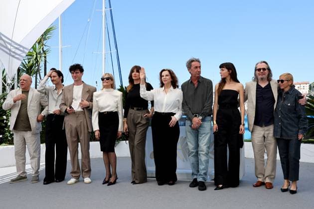 Cannes - Parthenope Photocall Peppe Lanzetta, Dario Aita, Daniele Rienzo, Isabella Ferrari, Luisa Ranieri, Stefania Sandrelli, Paolo Sorrentino, Celeste Dalla Porta, Gary Oldman and Daniela d Antonio Sorrentino attend the Parthenope Photocall at the 77th annual Cannes Film Festival at Palais des Festivals on May 22, 2024 in Cannes, France. Photo by Shootpix ABACAPRESS.COM Cannes France Copyright: xShootpix ABACAx