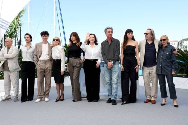 Cannes - Parthenope Photocall Peppe Lanzetta, Dario Aita, Daniele Rienzo, Isabella Ferrari, Luisa Ranieri, Stefania Sandrelli, Paolo Sorrentino, Celeste Dalla Porta, Gary Oldman and Daniela d Antonio Sorrentino attend the Parthenope Photocall at the 77th annual Cannes Film Festival at Palais des Festivals on May 22, 2024 in Cannes, France. Photo by Shootpix ABACAPRESS.COM Cannes France Copyright: xShootpix ABACAx