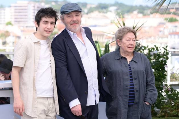 CANNES, FRANCE MAY 22 G D Milo MACHADO GRANER, Arnaud DESPLECHIN, realisateur, Francoise LEBRUN, during the photocall of the film Â Spectateurs Â en Seance Speciale at the 77th Cannes Film Festival at the Palais des Festivals on May 22, 2024 in Cannes, France CINEMA 77eme Festival de Cannes Photocall 22 05 2024 ValentinaClaret Panoramic 