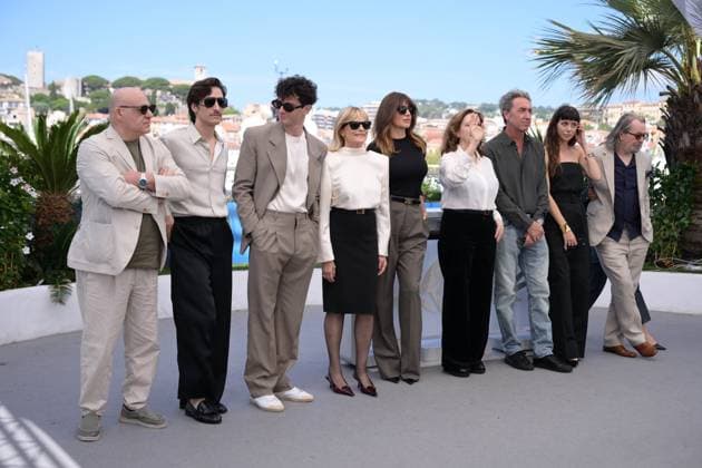 CANNES, FRANCE MAY 22 G D Peppe LANZETTA, Dario AITA, Daniele RIENZO, Isabella FERRARI, Luisa RANIERI, Stefania SANDRELLI, Paolo SORRENTINO, director, Celeste DALLA PORTA, Gary OLDMAN during the photocall of the film Parthenope in competition at the 77th Cannes Film Festival at the Palais des Festivals on May 22, 2024 in Cannes, France CINEMA 77eme Festival de Cannes Photocall 22 05 2024 ValentinaClaret Panoramic