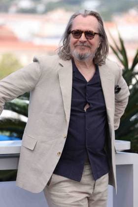 CANNES, FRANCE MAY 22 G D Gary OLDMAN at the photocall of the film Parthenope in competition at the 77th Cannes Film Festival at the Palais des Festivals on May 22, 2024 in Cannes, France CINEMA 77eme Festival de Cannes Photocall 22 05 2024 ValentinaClaret Panoramic 