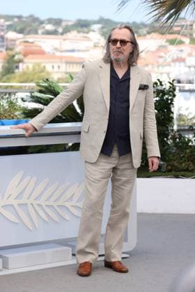 CANNES, FRANCE MAY 22 G D Gary OLDMAN at the photocall of the film Parthenope in competition at the 77th Cannes Film Festival at the Palais des Festivals on May 22, 2024 in Cannes, France CINEMA 77eme Festival de Cannes Photocall 22 05 2024 ValentinaClaret Panoramic 