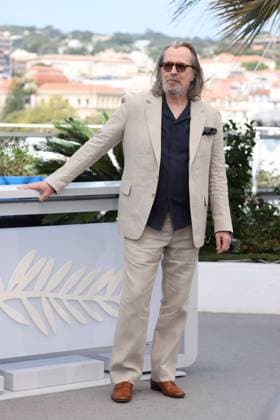 CANNES, FRANCE MAY 22 G D Gary OLDMAN at the photocall of the film Parthenope in competition at the 77th Cannes Film Festival at the Palais des Festivals on May 22, 2024 in Cannes, France CINEMA 77eme Festival de Cannes Photocall 22 05 2024 ValentinaClaret Panoramic 