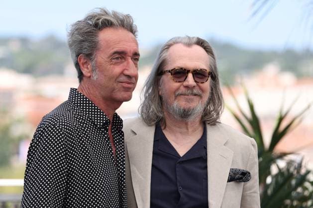 CANNES, FRANCE MAY 22 G D Paolo SORRENTINO, director, Gary OLDMAN during the photocall of the film Parthenope in Competition at the 77th Cannes Film Festival at the Palais des Festivals on May 22, 2024 in Cannes, France CINEMA 77eme Festival de Cannes Photocall 22 05 2024 ValentinaClaret Panoramic 