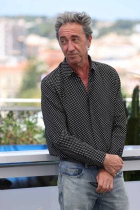 CANNES, FRANCE MAY 22 G D Paolo SORRENTINO during the photocall of the film Parthenope in competition at the 77th Cannes Film Festival at the Palais des Festivals on May 22, 2024 in Cannes, France CINEMA 77eme Festival de Cannes Photocall 22 05 2024 ValentinaClaret Panoramic 