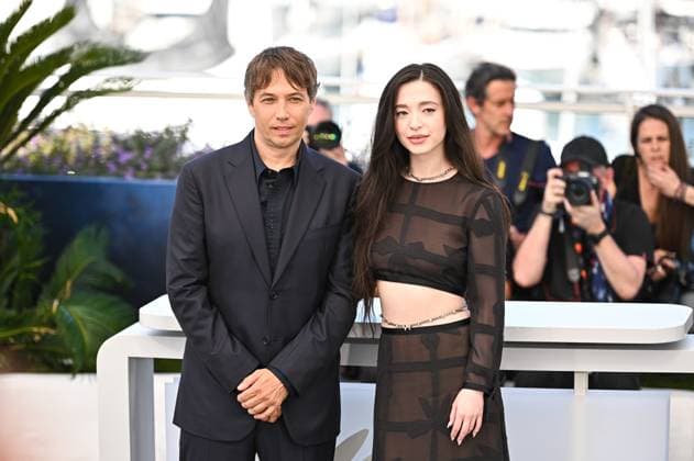 News - Anora Photocall - The 77th Annual Cannes Film Festival Sean Baker and Mikey Madison attend the Anora Photocall at the 77th annual Cannes Film Festival at Palais des Festivals on May 22, 2024 in Cannes, France. Cannes Palais des Festival France Copyright: xStefanosxKyriazisx xLiveMediax LPN_1365269