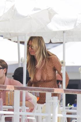 Heidi Klum At Eden Roc - Antibes Heidi Klum at the Eden Roc hotel in Antibes, France on May 22, 2024, during the 77th annual Cannes film festival. Photo by ABACAPRESS.COM Antibes France  Copyright: xABACAx