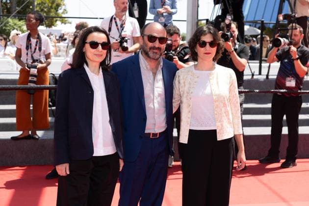 Cannes Grand Tour Screening DB Crista Alfaiate, Miguel Gomes and Goncalo Waddington attend the Grand Tour Red Carpet at the 77th annual Cannes Film Festival at Palais des Festivals on May 22, 2024 in Cannes, France. Photo by David Boyer ABACAPRESS.COM Cannes France  Copyright: xBoyerxDavid ABACAx