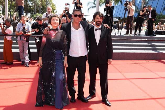 Cannes Grand Tour Screening DB Crista Alfaiate, Miguel Gomes and Goncalo Waddington attend the Grand Tour Red Carpet at the 77th annual Cannes Film Festival at Palais des Festivals on May 22, 2024 in Cannes, France. Photo by David Boyer ABACAPRESS.COM Cannes France  Copyright: xBoyerxDavid ABACAx