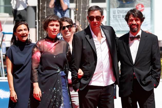 Crista Alfaiate, Miguel Gomes and Goncalo Waddington at the premiere of the feature film Grand Tour at the Festival de Cannes 2024 77 Cannes International Film Festival at the Palais des Festivals Cannes, 22 05 2024 Foto:xD.xBedrosianx xFuturexImagex grand_tour_4510