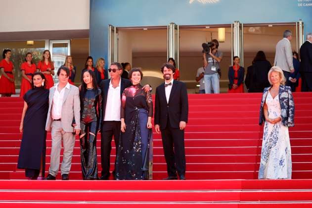 Filipa Reis, guest, Lang Khe Tran, Crista Alfaiate, Miguel Gomes, Goncalo Waddington and Iris Knobloch at the premiere of the feature film Grand Tour at the Festival de Cannes 2024 77 Cannes International Film Festival at the Palais des Festivals Cannes, 22 05 2024 Foto:xD.xBedrosianx xFuturexImagex grand_tour_4526