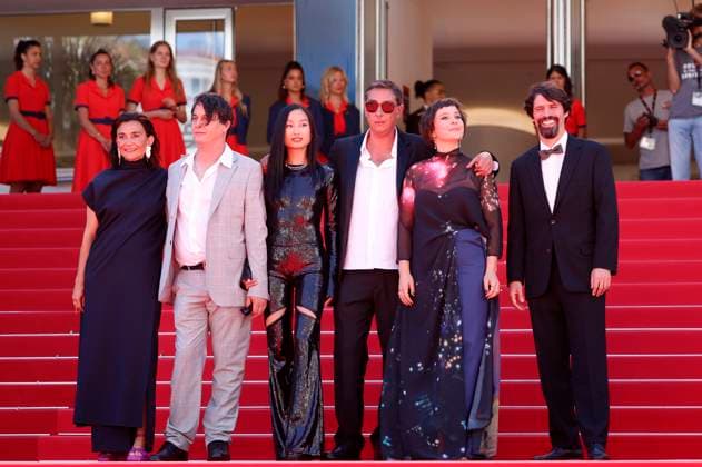 Filipa Reis, guest, Lang Khe Tran, Crista Alfaiate, Miguel Gomes and Goncalo Waddington at the premiere of the feature film Grand Tour at the Festival de Cannes 2024 77 Cannes International Film Festival at the Palais des Festivals Cannes, 22 05 2024 Foto:xD.xBedrosianx xFuturexImagex grand_tour_4527