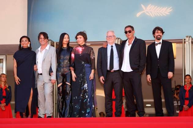 Filipa Reis, Guest, Lang Khe Tran, Crista Alfaiate, Thierry Fremaux, Miguel Gomes and Goncalo Waddington at the premiere of the feature film Grand Tour at the Festival de Cannes 2024 77 Cannes International Film Festival at the Palais des Festivals Cannes, 22 05 2024 Foto:xD.xBedrosianx xFuturexImagex grand_tour_4532