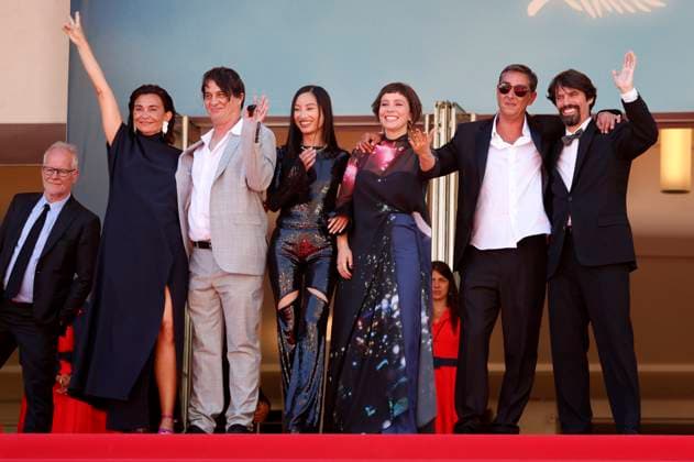 Thierry Fremaux, Filipa Reis, Guest, Lang Khe Tran, Crista Alfaiate, Miguel Gomes and Goncalo Waddington at the premiere of the feature film Grand Tour at the Festival de Cannes 2024 77 Cannes International Film Festival at the Palais des Festivals Cannes, 22 05 2024 Foto:xD.xBedrosianx xFuturexImagex grand_tour_4534