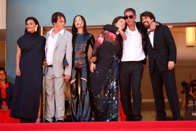 Filipa Reis, Guest, Lang Khe Tran, Crista Alfaiate, Miguel Gomes and Goncalo Waddington at the premiere of the feature film Grand Tour at the Festival de Cannes 2024 77 Cannes International Film Festival at the Palais des Festivals Cannes, 22 05 2024 Foto:xD.xBedrosianx xFuturexImagex grand_tour_4540