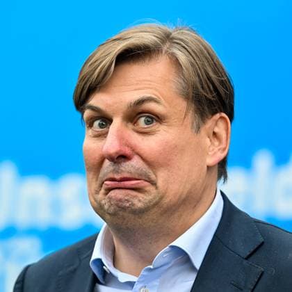 GER, Wahlkampfveranstaltung von AfD-Spitzenkandidat Maximilian Krah in Kaufbeuren 21.05.2024, Kemptener Tor, Kaufbeuren, GER, Wahlkampfveranstaltung von AfD-Spitzenkandidat Maximilian Krah in Kaufbeuren, Maximilian Krah (AfD) absolviert einen Wahlkampfauftritt vor ca. 200 Menschen in der Fussgaengerzone in Kaufbeuren im Bild Maximilian Krah (AfD) *** GER, Election campaign event of AfD top candidate Maximilian Krah in Kaufbeuren 21 05 2024, Kemptener Tor, Kaufbeuren, GER, Election campaign event of AfD top candidate Maximilian Krah in Kaufbeuren, Maximilian Krah AfD makes a campaign appearance in front of about 200 people in the pedestrian zone in Kaufbeuren in the picture Maximilian Krah AfD nordphoto GmbHxHafner nph00200