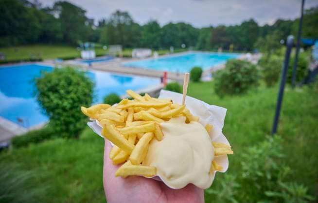 Freibad Pommes Einen Klassiker zur Freibaderöffnung an Pfingstmontag den 20. Mai 2024 in Essen Kettwig. Zu sehen eine Schale Pommes mit Mayonaise und einem Piekser. Im Hintergrund zwei Wasserbecken. Veröffentlichungen nur für redaktionelle Zwecke. Foto: IMAGO FotoPrensa Essen Kettwig NRW *** Outdoor pool fries A classic for the opening of the outdoor pool on Whit Monday, May 20, 2024 in Essen Kettwig You can see a bowl of fries with mayonnaise and a Piekser In the background two water basins Publication for editorial purposes only Photo IMAGO FotoPrensa Essen Kettwig NRW