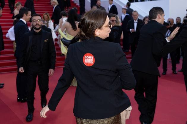 M MontÃ e des marches du film Â Le comte de Monte Cristo Â lors du 77eme Festival International du Film de Cannes An activist and security agents MontÃ e des marches du film Â Le comte de Monte Cristo Â lors du 77eme Festival International du Film de Cannes, au Palais des Festivals Ã Cannes On may 22th 2024 Jacovides Moreau Bestimage Red carpet of the movie Â Le comte de Monte Cristo Â during the 77th Cannes International Film Festival at the Palais des Festivals in Cannes, France On may 22th 2024 Cannes France  Copyright: xJACOVIDES-MOREAUx xBESTIMAGExJACOVIDES-MOREAUx xBESTIMAGEx