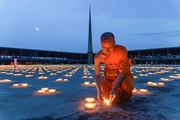 Bilder des Jahres 2024, News 05 Mai News Themen der Woche KW21 News Bilder des Tages May 22, 2024, Pathum Thani, Thailand: A Buddhist monk sets LED lamps during the Vesak day celebration at Wat Phra Dhammakaya. Vesak Day or Vesakha Bucha Day is the day that commemorates the birth and enlightenment to Nirvana, and death of Buddha in the Buddhists faith. Pathum Thani Thailand - ZUMAs197 20240522_aaa_s197_070 Copyright: xPeeraponxBoonyakiatx