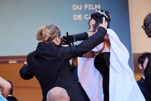 M MontÃ e des marches du film Â Le comte de Monte Cristo Â lors du 77eme Festival International du Film de Cannes An activist and security agents MontÃ e des marches du film Â Le comte de Monte Cristo Â lors du 77eme Festival International du Film de Cannes, au Palais des Festivals Ã Cannes On may 22th 2024 Jacovides Moreau Bestimage Red carpet of the movie Â Le comte de Monte Cristo Â during the 77th Cannes International Film Festival at the Palais des Festivals in Cannes, France On may 22th 2024 Cannes France  Copyright: xJACOVIDES-MOREAUx xBESTIMAGExJACOVIDES-MOREAUx xBESTIMAGEx