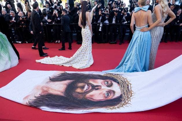 B MontÃ e des marches du film Â Le comte de Monte Cristo Â lors du 77eme Festival International du Film de Cannes Illustration effigie JÃ sus Christ MontÃ e des marches du film Â Le comte de Monte Cristo Â lors du 77eme Festival International du Film de Cannes, au Palais des Festivals Ã Cannes Le 22 mai 2024 Olivier Borde Bestimage Red carpet of the movie Â Le comte de Monte Cristo Â during the 77th Cannes International Film Festival at the Palais des Festivals in Cannes, France On may 22th 2024 Cannes France  Copyright: xOLIVIERxBORDEx xBESTIMAGExOLIVIERxBORDEx xBESTIMAGEx