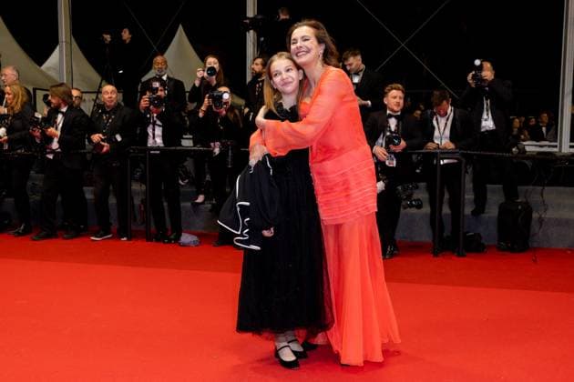 B Descente des marches du film Â Le comte de Monte Cristo Â lors du 77eme Festival International du Film de Cannes Carole Bouquet et sa petite fille Darya Rassam Descente des marches du film Â Le comte de Monte Cristo Â lors du 77eme Festival International du Film de Cannes, au Palais des Festivals Ã Cannes On may 22nd 2024 Olivier Borde Bestimage People leaving the red carpet of the movie Â Le comte de Monte Cristo Â during the 77th Cannes International Film Festival at the Palais des Festivals in Cannes, France On may 22nd 2024 Cannes France  Copyright: xOLIVIERxBORDEx xBESTIMAGExOLIVIERxBORDEx xBESTIMAGEx