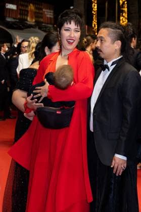 Entertainment Bilder des Tages B MontÃ e des marches du film Â Motel Destino Â lors du 77eme Festival International du Film de Cannes A woman breastfeeds her baby as she climbs the stairs MontÃ e des marches du film Â Motel Destino Â lors du 77eme Festival International du Film de Cannes, au Palais des Festivals Ã Cannes Le 22 mai 2024 Olivier Borde Bestimage Red carpet of the movie Â Motel Destino Â during the 77th Cannes International Film Festival at the Palais des Festivals in Cannes, France On may 22th 2024 Cannes France  Copyright: xOLIVIERxBORDEx xBESTIMAGExOLIVIERxBORDEx xBESTIMAGEx