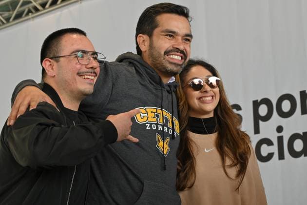 May 22, 2024, Tijuana, Baja California, Mexico: Long-shot Mexican presidential candidate of the Citizens Movement party (MC), Jorge Alvarez Maynez poses for selfies with student supporters after his campaign stop in Tijuana, Baja California, Mexico, where he sought the youth vote at the CETYS University campus on Wednesday, May 22, 2024. Tijuana Mexico - ZUMAm180 20240522_zip_m180_014 Copyright: xCarlosxA.xMorenox