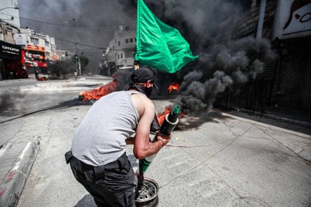 News Themen der Woche KW21 News Bilder des Tages Palestinians Israeli conflict in Jenin - 22 May 2024 A Palestinian youth carries the flag of the Islamic Resistance Movement Hamas and mock rocket during the clashes with Israeli forces that are raiding the Palestinian Jenin refugee camp for the second day in a row, in the northern West Bank. Eyewitnesses reported that the number of people killed by Israeli gunfire so far is eight, including children and the elderly. Jenin Palestine Copyright: xNasserxIshtayehx xSOPAxImagesx NIshtayeh33