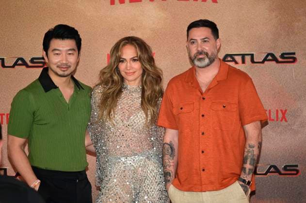 Atlas Press Conference - Mexico City (L-R) Actor Simu Liu, actress and singer Jennifer Lopez and Director Brad Peyton, pose during a press conference to promote the film Atlas at Mexico City St. Regis Hotel. on May 21, 2024 in Mexico City, Mexico. Mexico City, Mexico, May 22, 2024. Photo by Carlos Tischler Eyepix Group ABACAPRESS.COM Mexico City Mexico  Copyright: xTischlerxCarlos Eyepix ABACAx