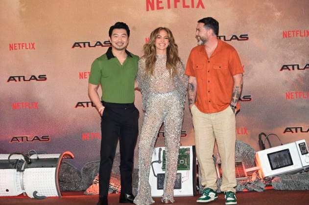 Atlas Press Conference - Mexico City (L-R) Actor Simu Liu, actress and singer Jennifer Lopez and Director Brad Peyton, pose during a press conference to promote the film Atlas at Mexico City St. Regis Hotel. on May 21, 2024 in Mexico City, Mexico. Mexico City, Mexico, May 22, 2024. Photo by Carlos Tischler Eyepix Group ABACAPRESS.COM Mexico City Mexico  Copyright: xTischlerxCarlos Eyepix ABACAx