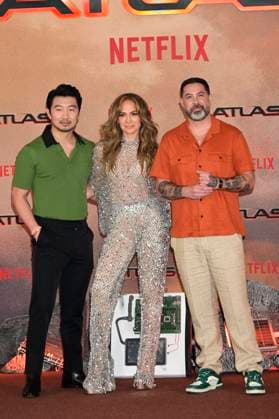 Atlas Press Conference - Mexico City (L-R) Actor Simu Liu, actress and singer Jennifer Lopez and Director Brad Peyton, pose during a press conference to promote the film Atlas at Mexico City St. Regis Hotel. on May 21, 2024 in Mexico City, Mexico. Mexico City, Mexico, May 22, 2024. Photo by Carlos Tischler Eyepix Group ABACAPRESS.COM Mexico City Mexico  Copyright: xTischlerxCarlos Eyepix ABACAx