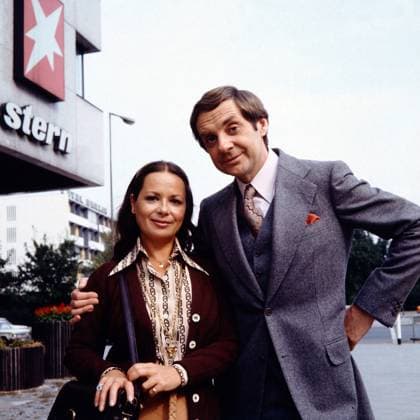 EIN MANN FÜR ALLE FÄLLE Ein Mann für alle Fälle, ZDF Serie, 1978, Bild: Chariklia Baxevanos und Harald Juhnke in einer Drehpause., Berlin Deutschland Copyright: ArthurxGrimm AGR_82030314 EDITORIAL USE ONLY
