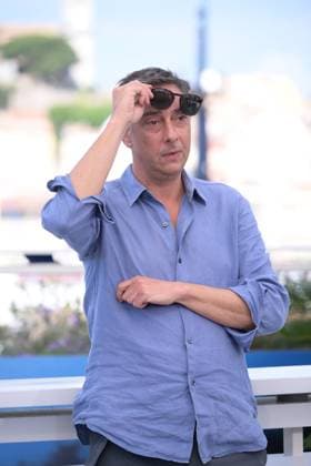 CANNES, FRANCE MAY 23 G D Miguel GOMES, director, during the photocall of the film Grand Tour in competition at the 77th Cannes Film Festival at the Palais des Festivals on May 23, 2024 in Cannes, France CINEMA 77eme Festival de Cannes Photocall 23 05 2024 ValentinaClaret Panoramic 